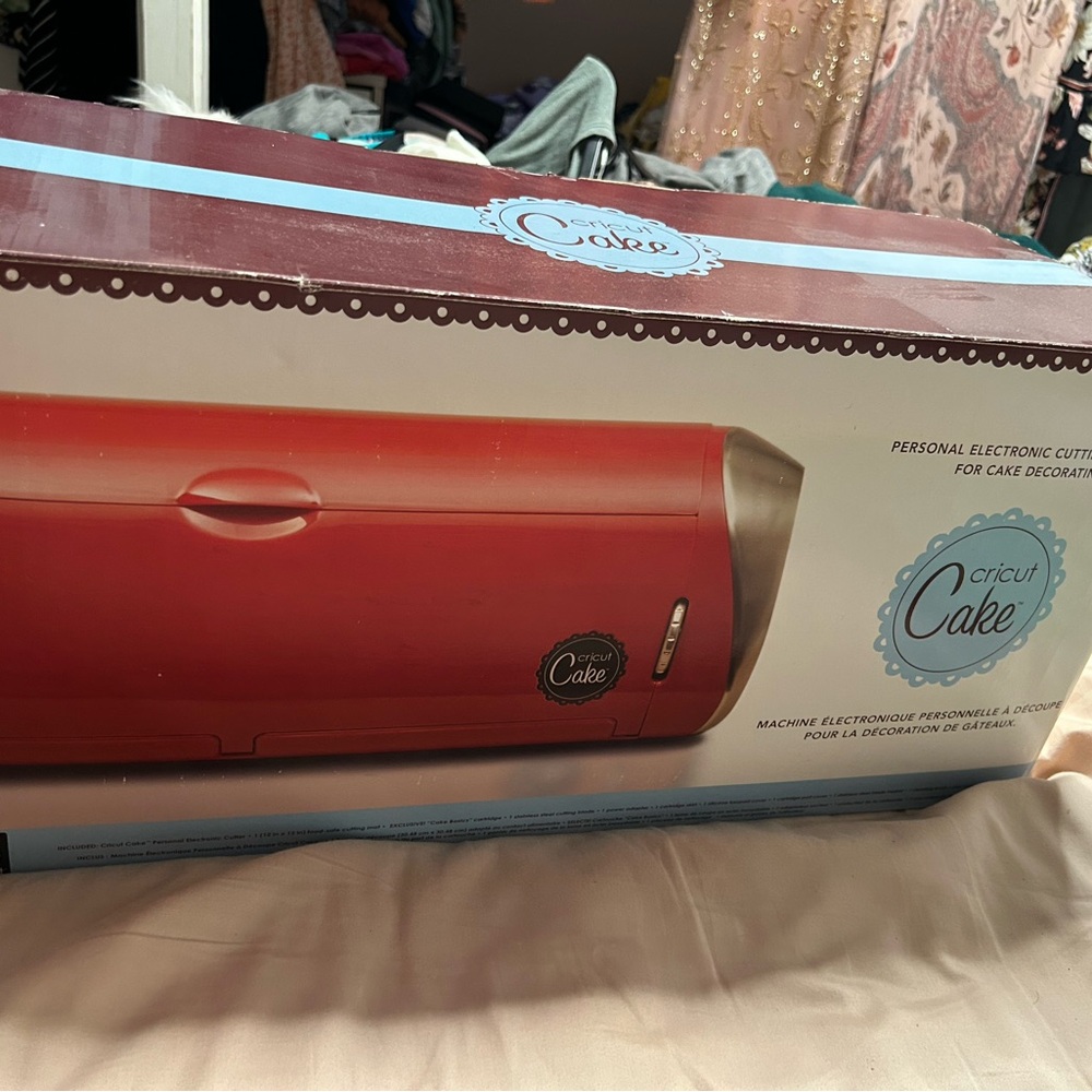 Cricut Cake Electronic Cutter - Red and White